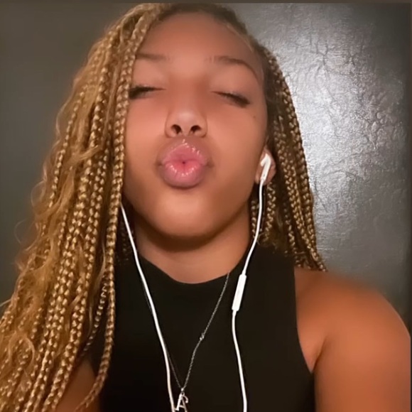 Meet your Posher, Ariel - Picture 1 of 1